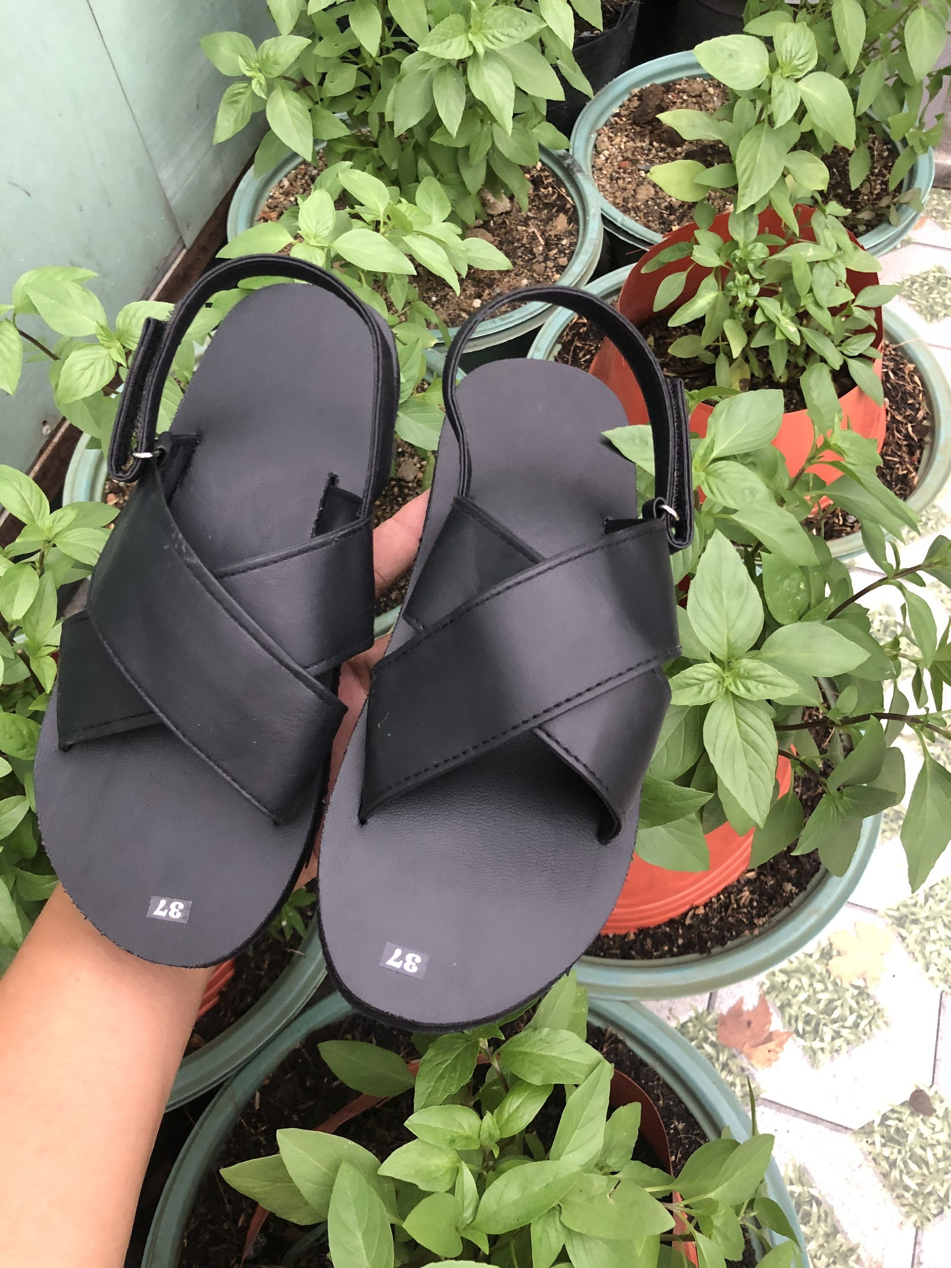 sandal nữ ( đế đen quai hậu dù ) size từ 35 nữ đến 41 nữ size khác nhắn tin chọn thêm