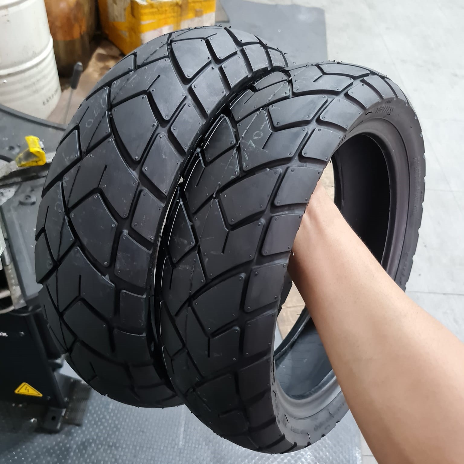 Vỏ Maxxis gai M6017 size (110/70-11 - 120/70-11) dành cho Vespa Primavera, LX