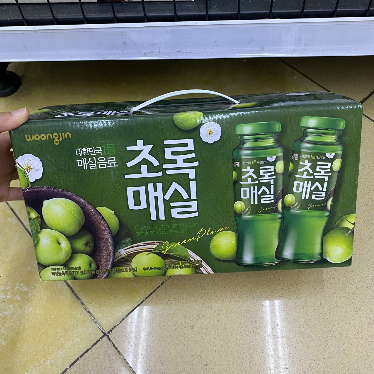 Xách 12 Chai Nước Mận Xanh Woongjin Hàn Quốc 180ML / 웅진) 초록매실 180ML