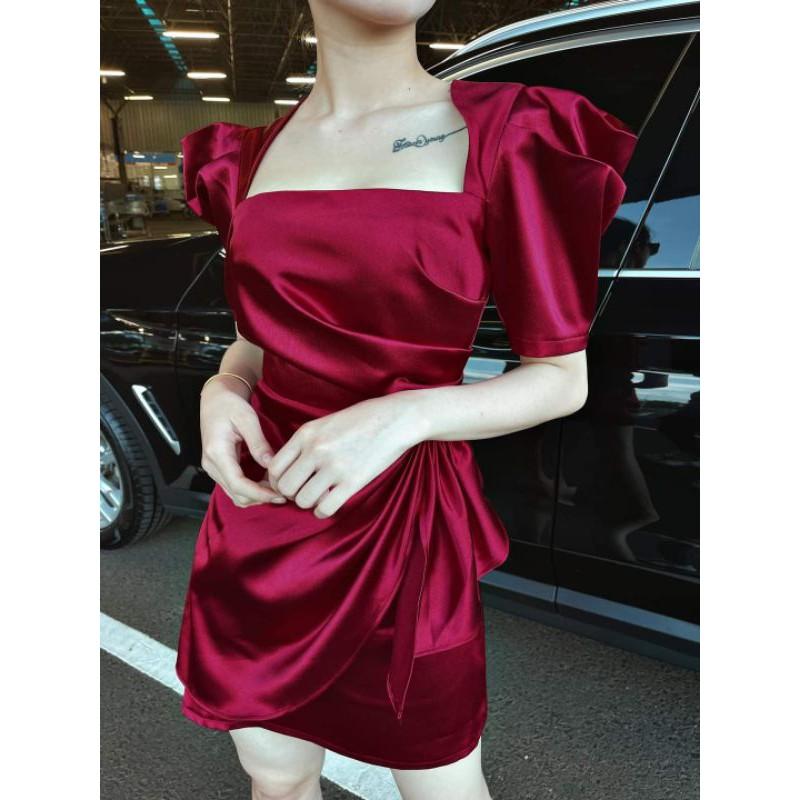 Đầm dự tiệc trắng đỏ bèo hông
