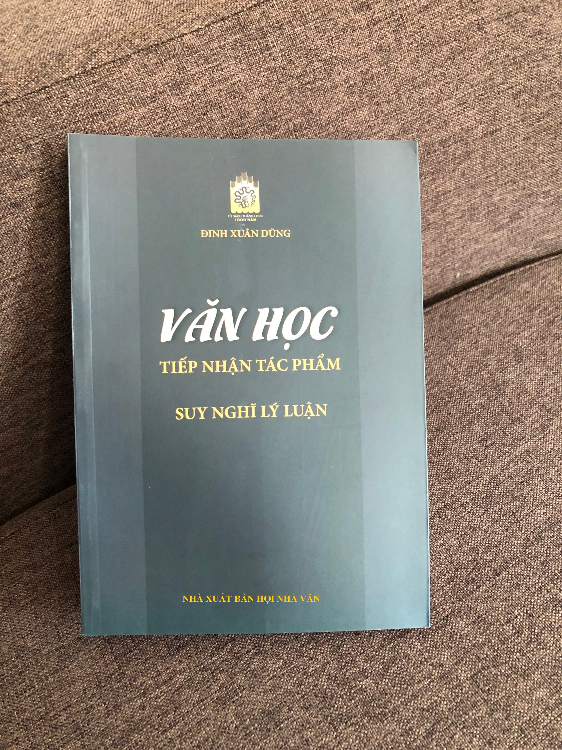 Văn học - tiếp nhận tác phẩm và suy nghĩ lý luận - Đinh Xuân Dũng