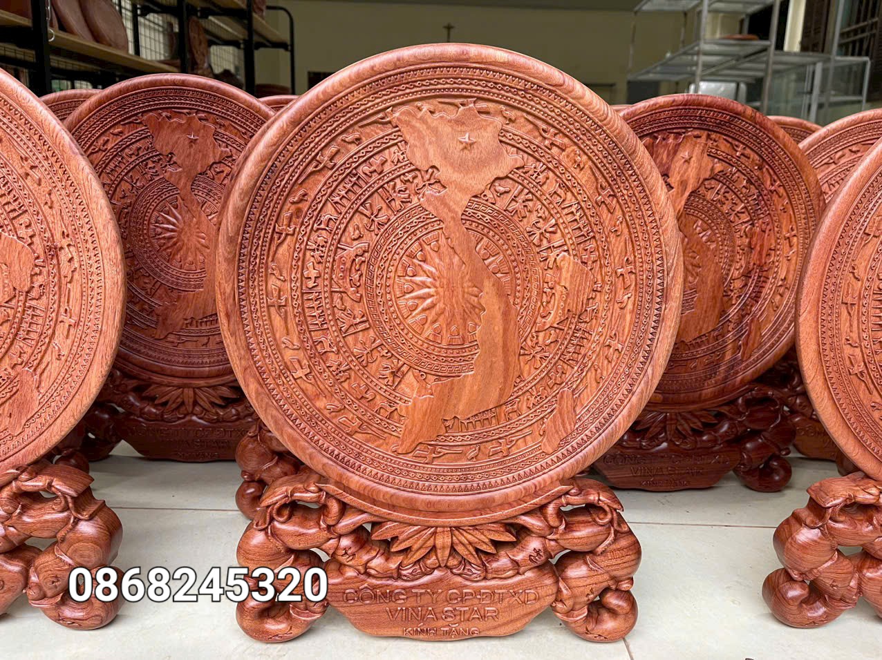 Đĩa khắc trống đồng đông sơn phong thủy trang trí phòng khách kt 40×3.5cm + chân đế cao 10cm=tổng cao 51cm
