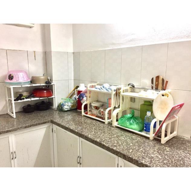 Kệ để gia vị nhà bếp có khay để thớt