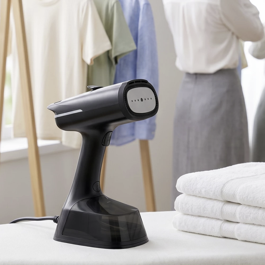 Bàn Ủi Hơi Nước LocknLock Hút Vải Thông Minh ENI216BLK - Dung Tích 270ml - 1400W - Hàng Chính Hãng
