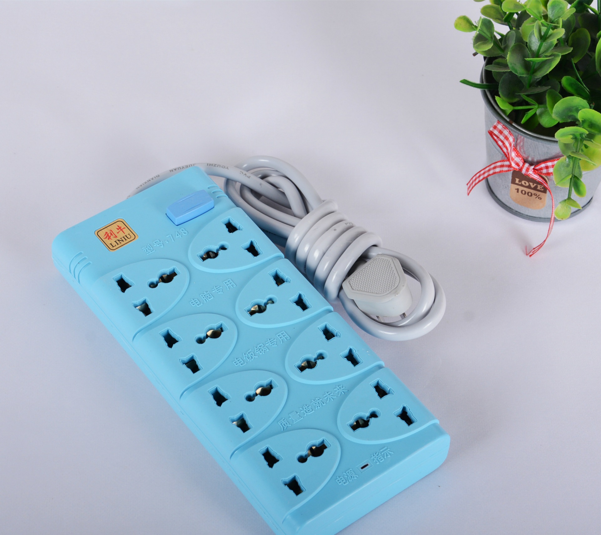 Ổ Điện 8 Ổ Cắm 3 Chấu Dây Dài 2m Có Công Tắc