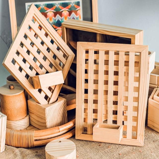 Giỏ hoa gỗ - Khung gỗ treo tường hình thoi