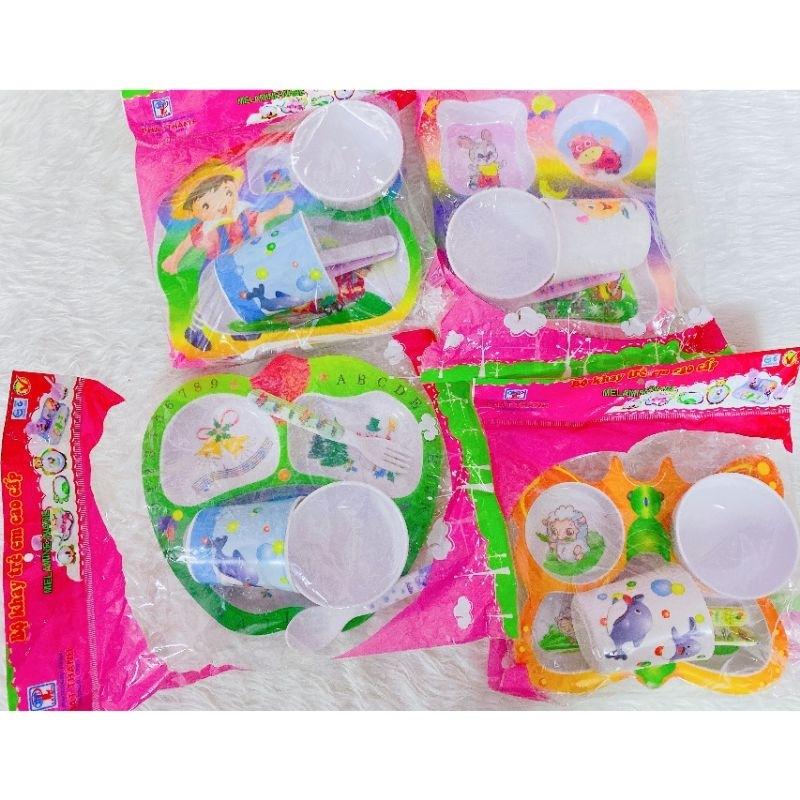 Bộ Khay Ăn Dặm Hình Táo, Bướm, Thỏ Cầu Vồng, Bé Trai 5 Món Chén, Ly, Nĩa, Thìa Nhựa Tốt Bé Trai Bé Gái