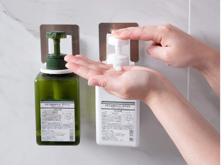 MÓC DÁN TƯỜNG TREO BÌNH NƯỚC RỬA TAY, DẦU GỘI, SỮA TẮM CÓ VÒI XỊT SIÊU CHẮC