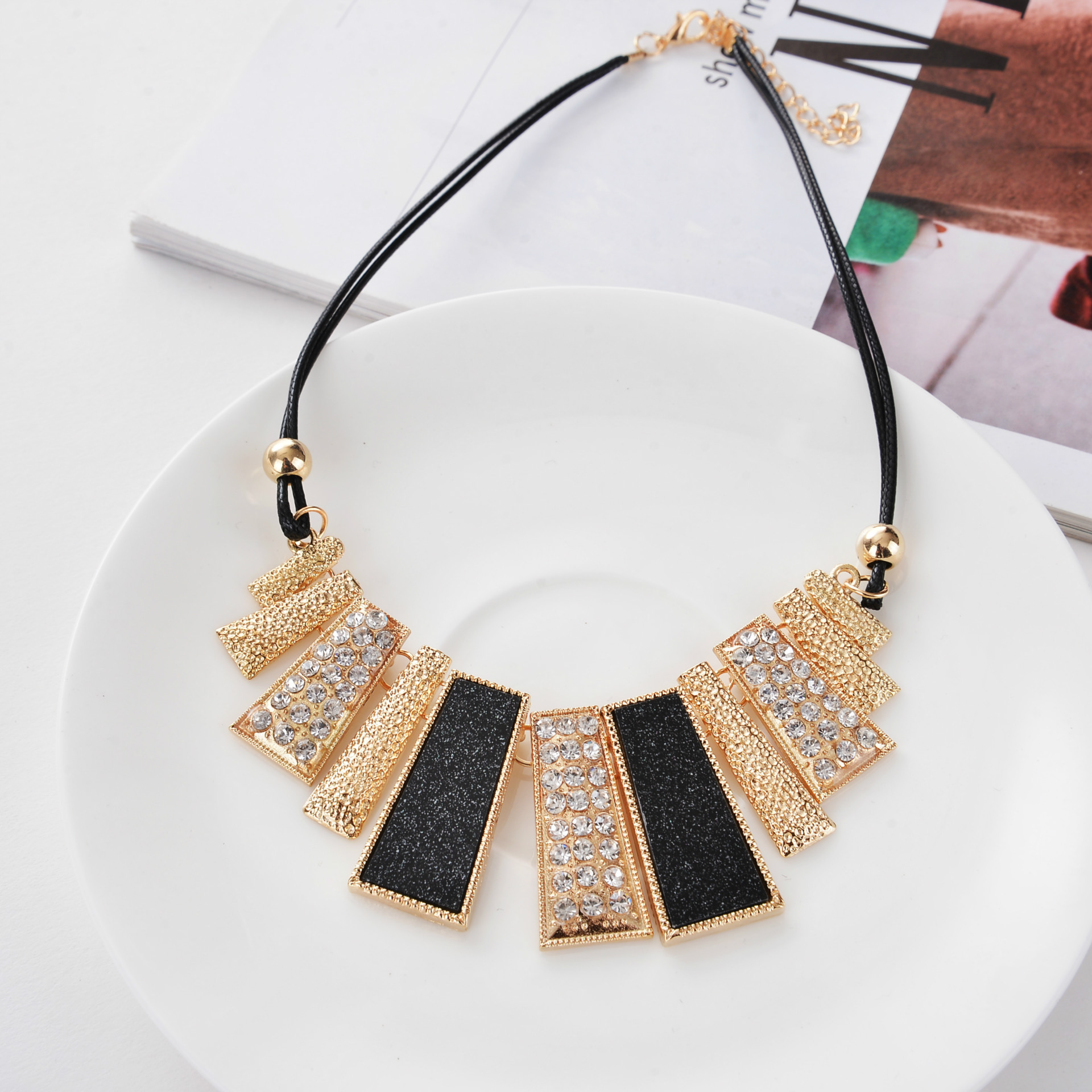 Vòng cổ dây da kim loại thiết kế độc đáo lạ mắt dành cho nữ