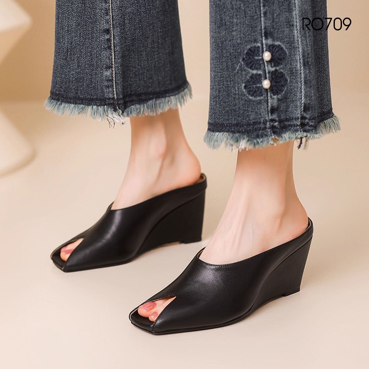 Dép nữ hở mũi, đế xuồng ROSATA RO709 - 7p - Đen, Trắng - BKSTORE