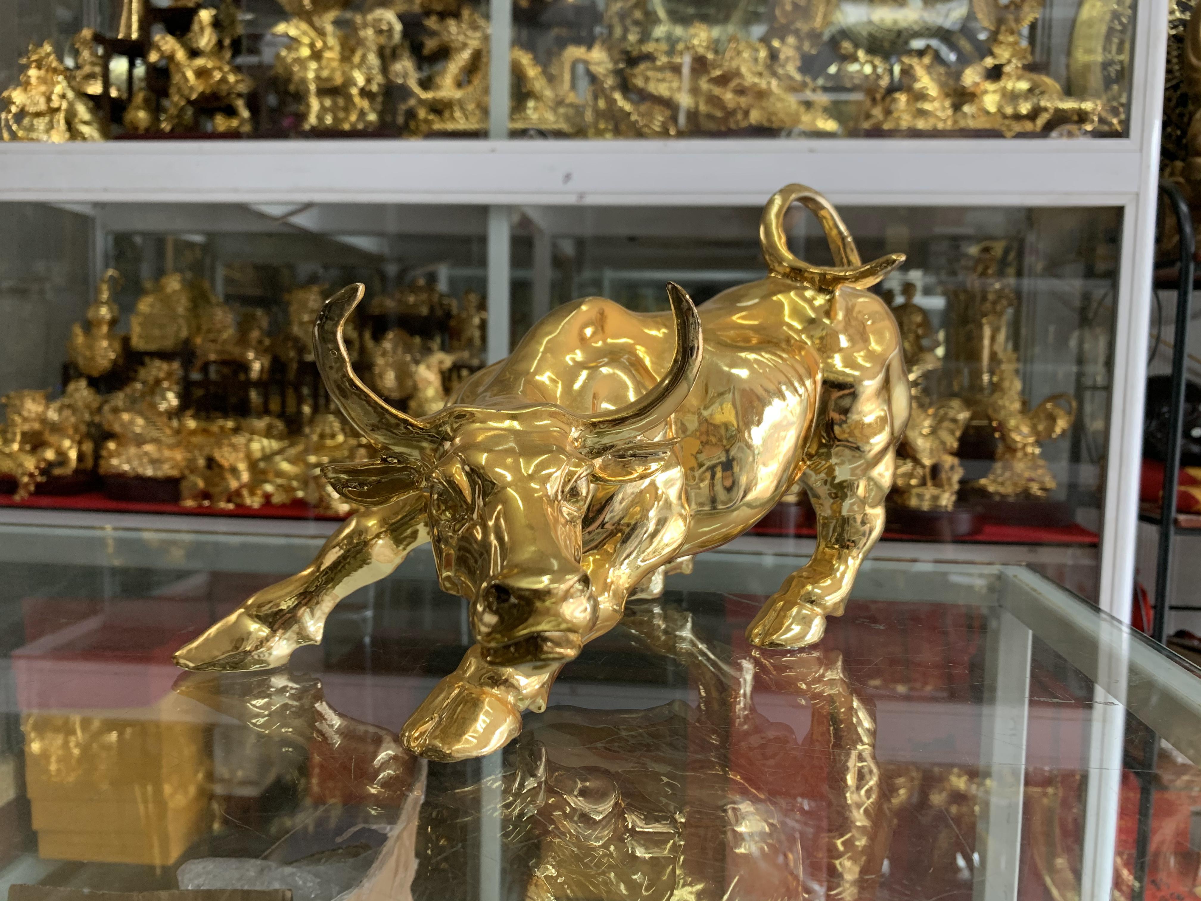 Tượng trâu húc bằng đồng mạ vàng 24k