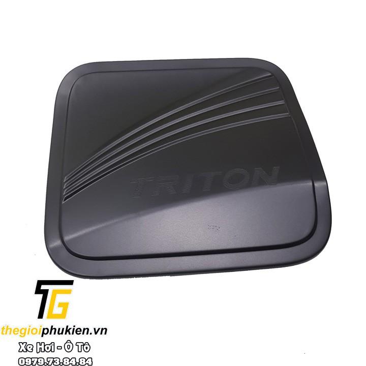 Ốp nắp bình xăng Mitsubishi Triton 2019 nhựa ABS đen
