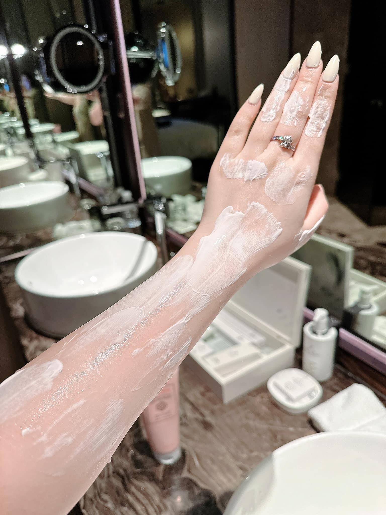 Kem body Rose De Seoul 200g date 2026 Dưỡng Ẩm, Dưỡng Trắng, Không nhờn dính, Không lộ vân