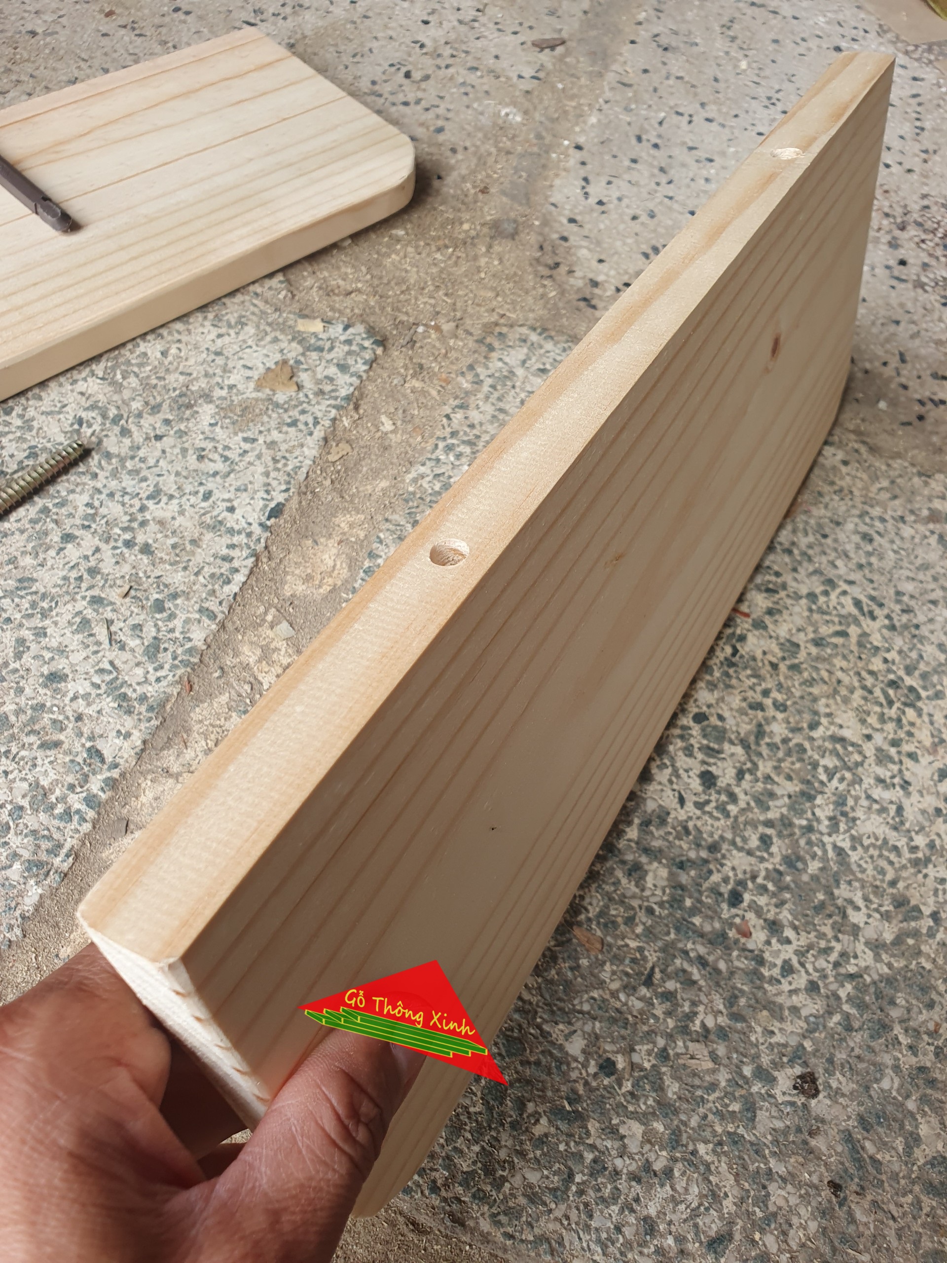 Kệ gỗ âm tường bằng gỗ thông tự nhiên rộng 15cm, dài 50cm,dày 2cm kèm chốt 17cm