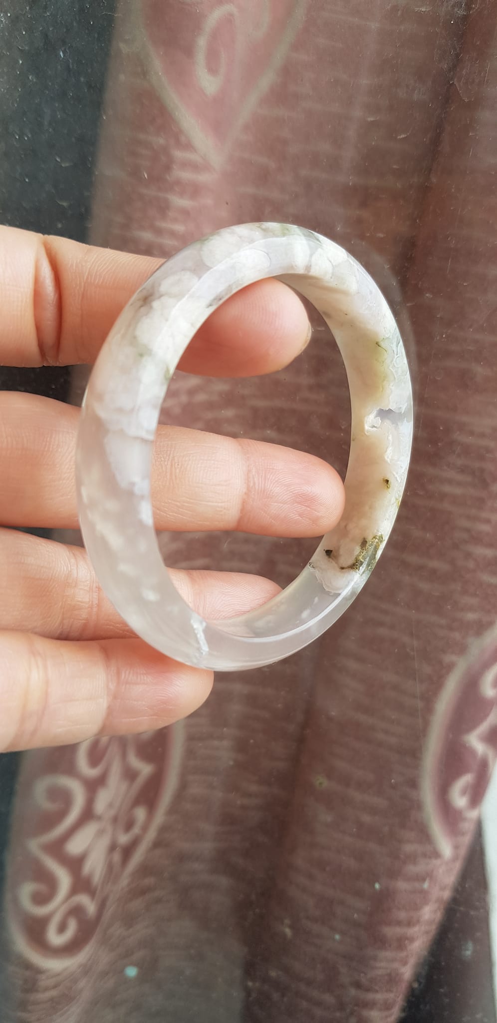 Vòng tay Nữ Bản Hẹ Đá Mã Não Bông Hoa tuyết trắng trong bóng 1 bên đều đẹp  Ni 53mm x Cao 11mm x dầy 6,5mm Nữ mệnh Kim mệnh Thủy 50kg - 54kg đeo xinh đẹp tay ạ