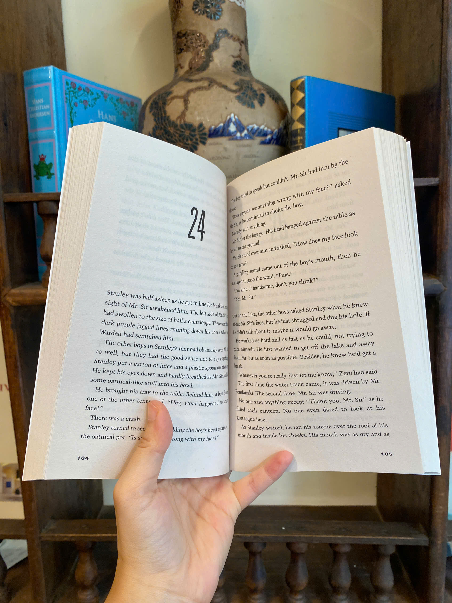 Sách - Holes by Louis Sachar | Young Adult Fiction / Childrens Classics / Ngoại văn Nhập khẩu