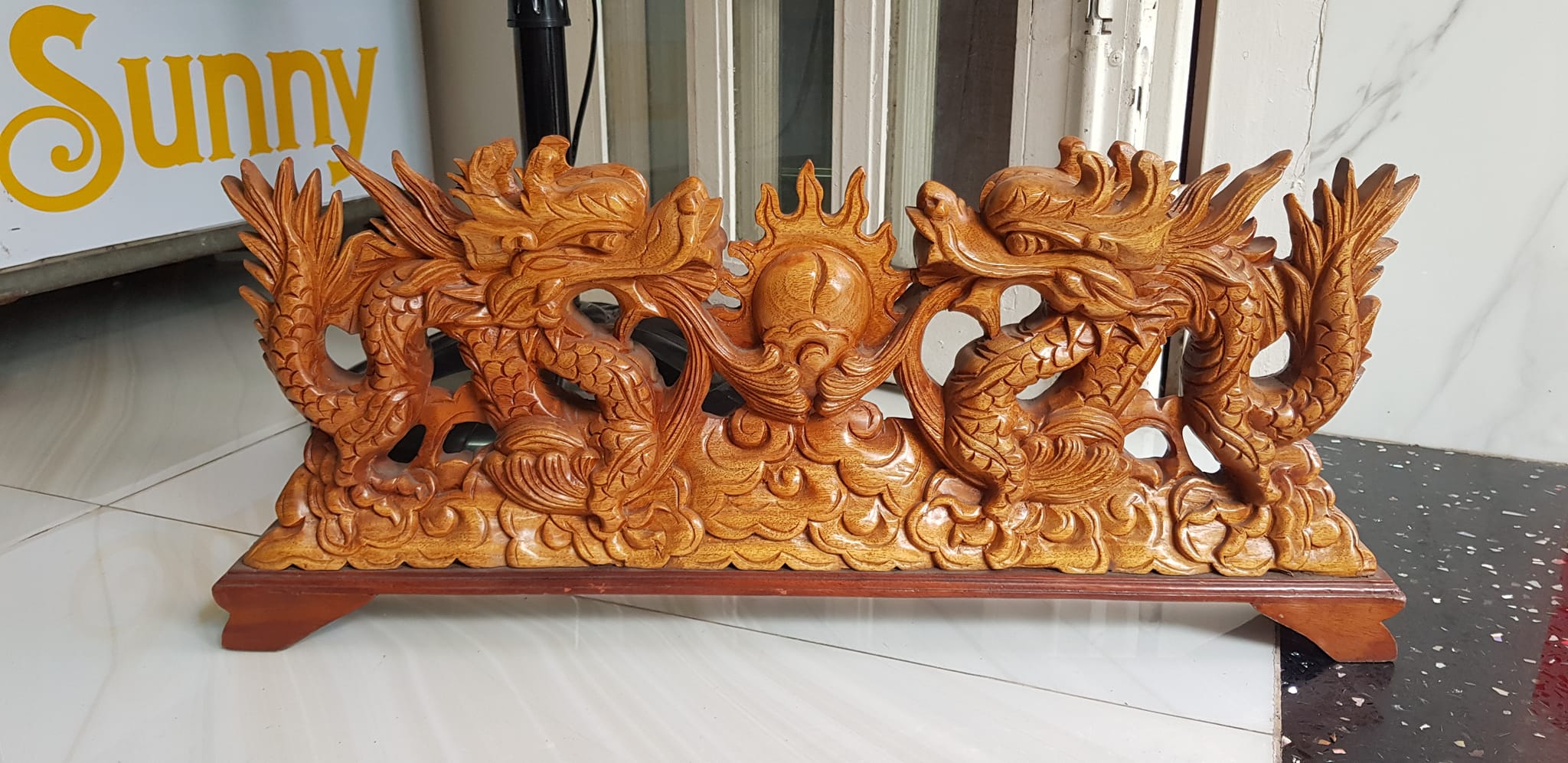 Tượng 2 Con Rồng Lượn Gỗ Gõ màu đỏ size Dài 64cm x Cao 17cm x Sâu 7cm 2 con rồng lượn phun lửa biểu tượng cho sức mạnh của người đứng đầu người lãnh đạo công ty, người chủ trong gia đình thật  trưng phòng khách , bàn làm việc to quà tặng ý nghĩa ạ