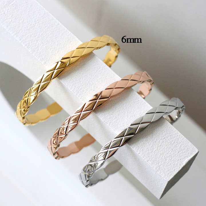 Vòng tay Titan bản rộng 6mm, chạm hình quả Trám