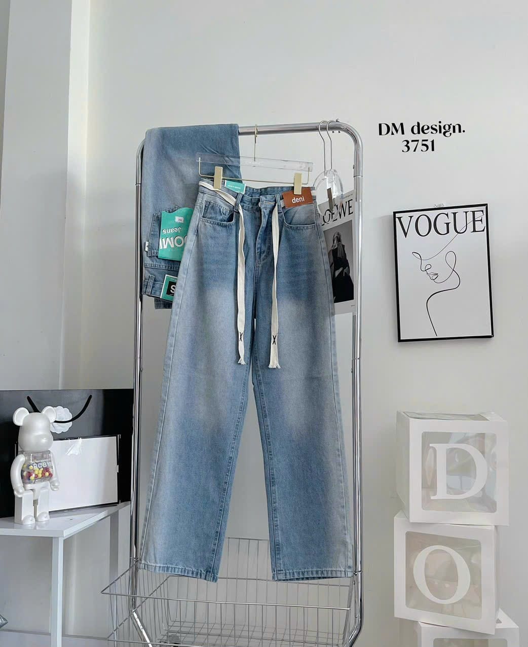 Quần baggy jean nữ ống suông loang màu đắp mác da phối dây cá tính