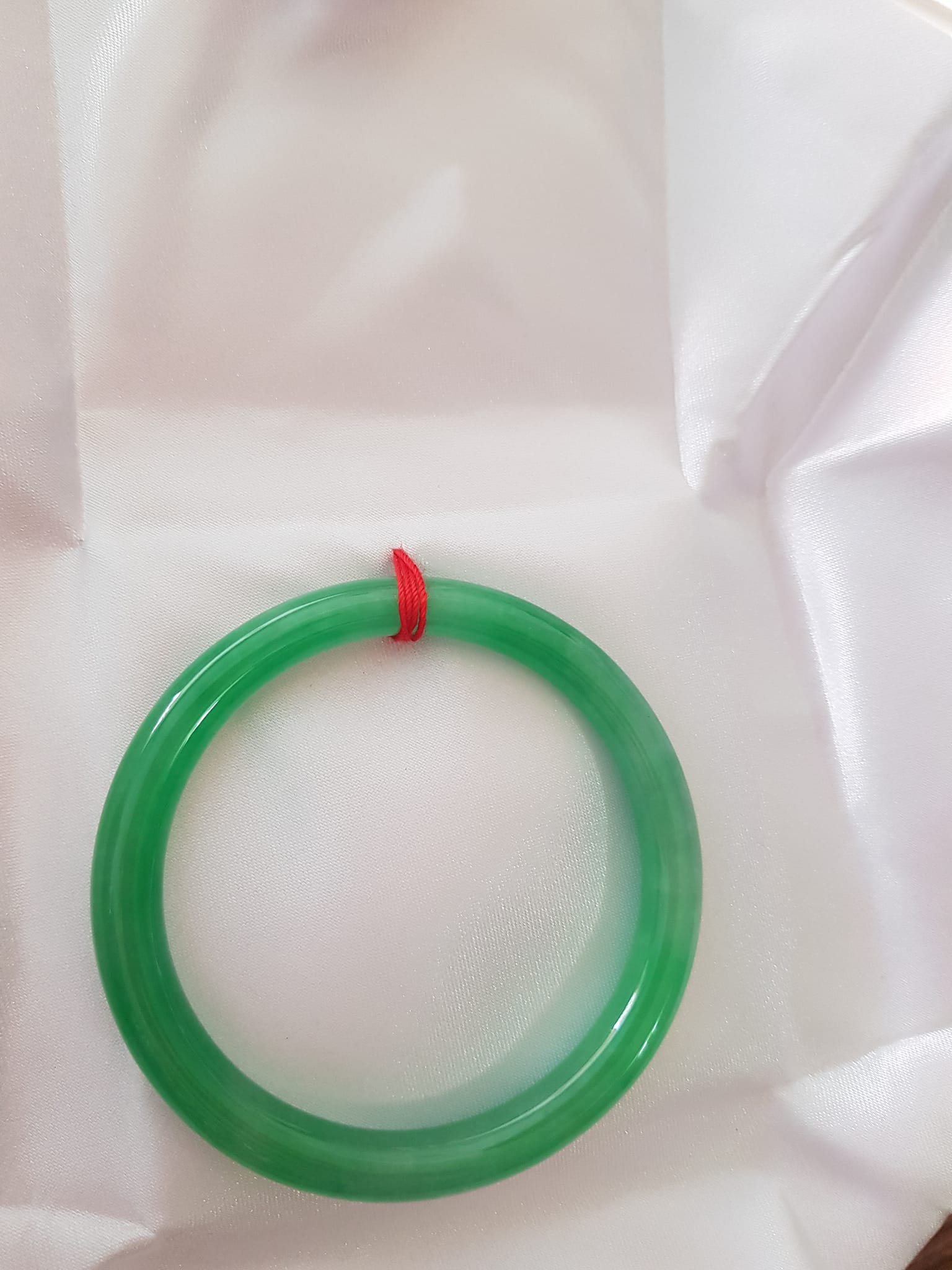 Vòng cẩm thạch Lý T 54mm x Dầy 7mm Màu Xanh lá tươi bóng mảnh khảnh đẹp hợp Nữ mệnh Mộc Hỏa 53kg - 62kg đeo ạ