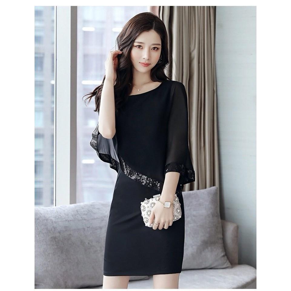 Đầm Ôm Vạt Xéo Đính Kim Sa với chất liệu Cát Hàn mềm mịn và co giãn tốt,phối Voan mềm mịn kèm đính Kim Sa tinh tế. Đầm thích hợp cho Chị/Em đi làm công sở,đi chơi hoặc đi tiệc