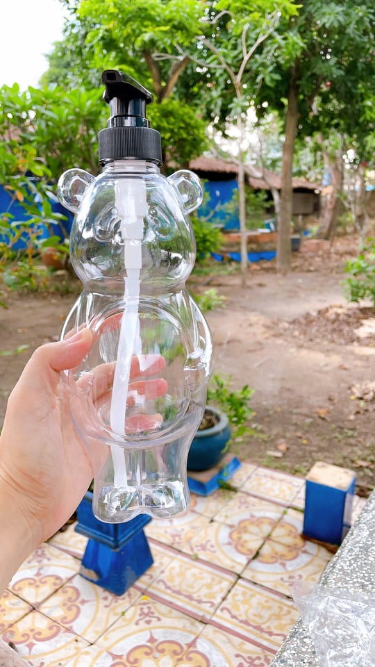 Chai Nhựa 700mL Vòi Van Đen Thân Trong Hình Gấu Dễ Thương
