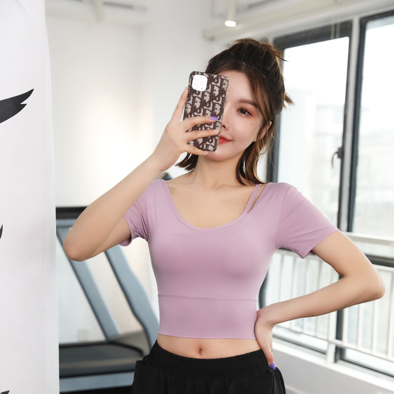 Áo Crotop có đệm ngực phối dây vai - Mẫu crotop có gắn đệm ngực giúp vận động dễ dàng hơn - Điểm nhấn là chiếc dây vai nhỏ có thể khoe xương quai xanh