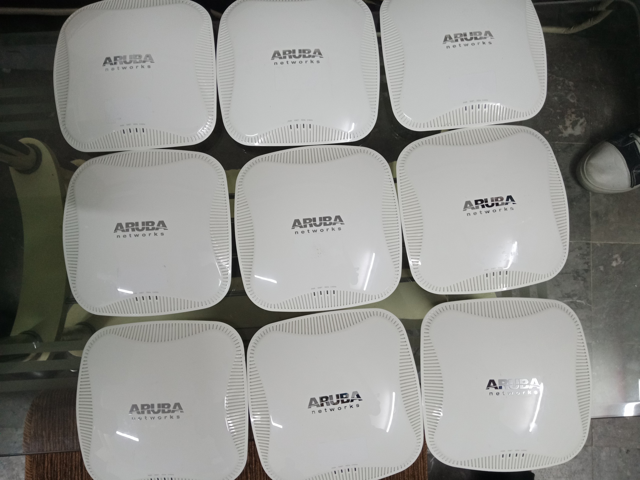 Bộ phát Wifi chuyên dụng Aruba AP-225 RW kèm chân đế treo trần và nguồn 12V mới 99% - Hàng chính hãng - Phát wifi trên 2 băng tần là 2,4Ghz và 5Ghz