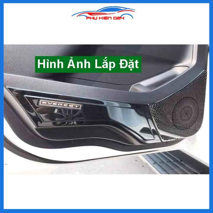 Bộ ốp màng loa vân Titan cho xe Everest 2016-2017-2018-2019-2020-2021-2022 chống xước trang trí nội thất ô tô