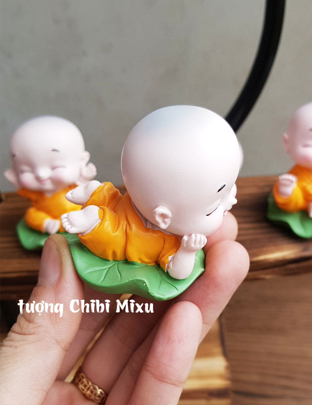 Bộ 04 chú tiểu lá sen áo vàng kèm chân đế giả gỗ