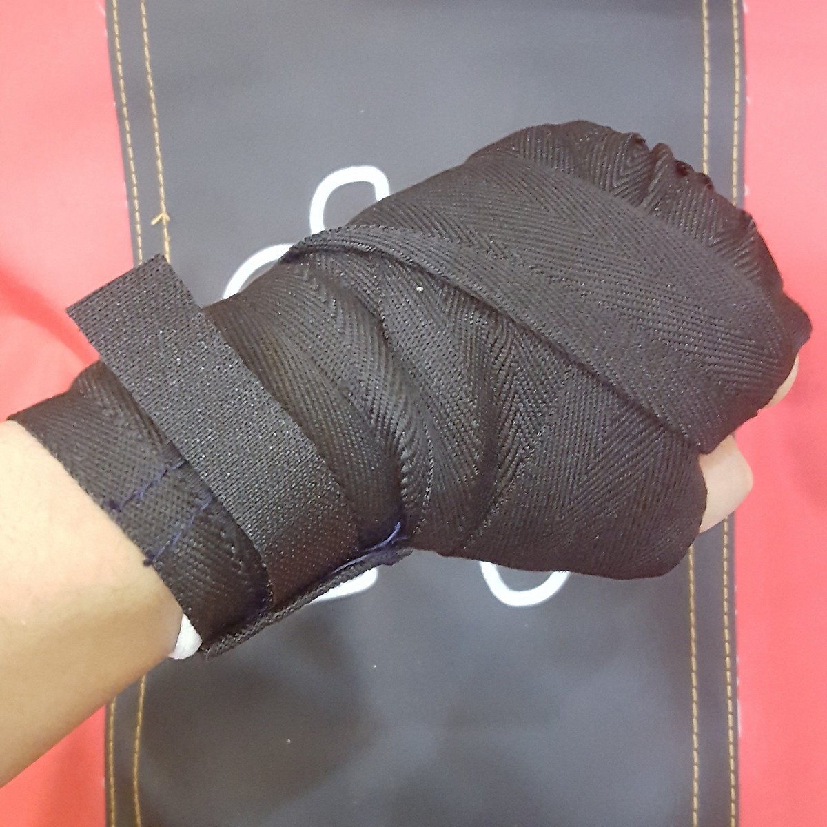 Combo vỏ bao cát đấm bốc boxing 4 lớp dài 105cm, Ø=35cm + Găng tay đấm bốc boxing hổ vằn + Băng đa cuốn tay - Tặng thêm 7 món bao gồm dây xích + móc treo + vít nở sắt + lót tay chân