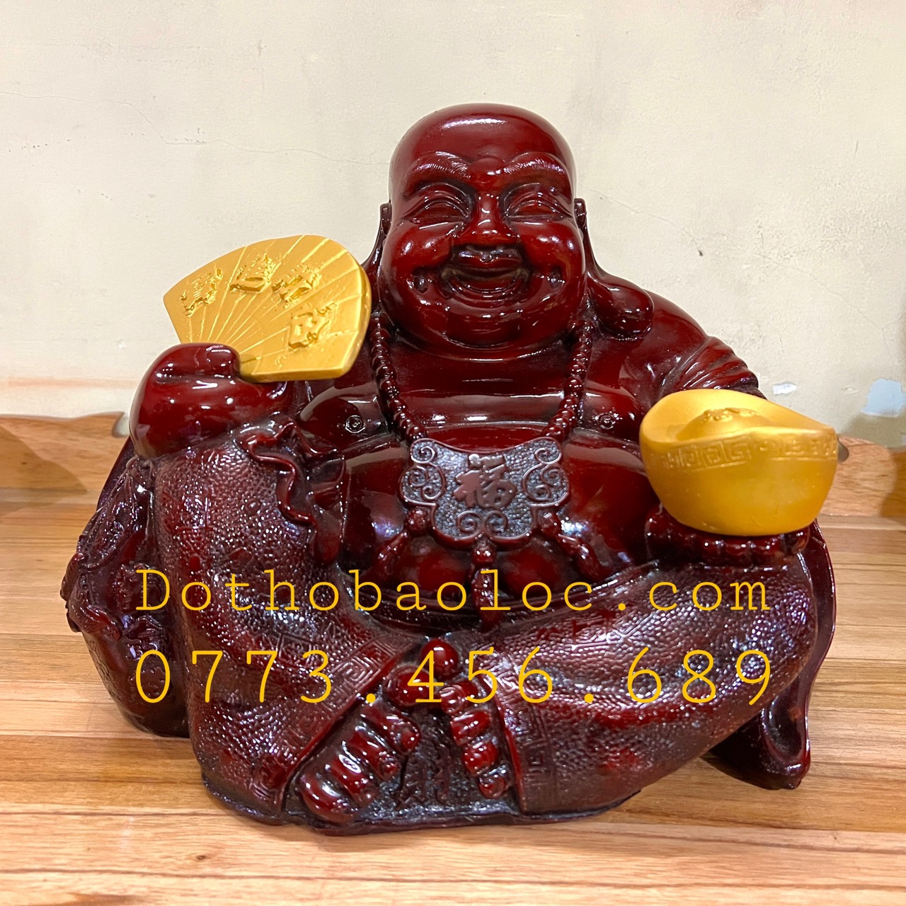 Tượng Di Lặc bột đá màu gỗ tay cầm quạt và thỏi vàng cao 27cm