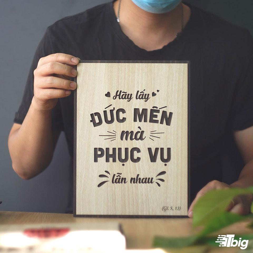 Tranh công giáo TBIG-CG009: Hãy lấy đức mến mà phục vụ lẫn nhau 40x55cm