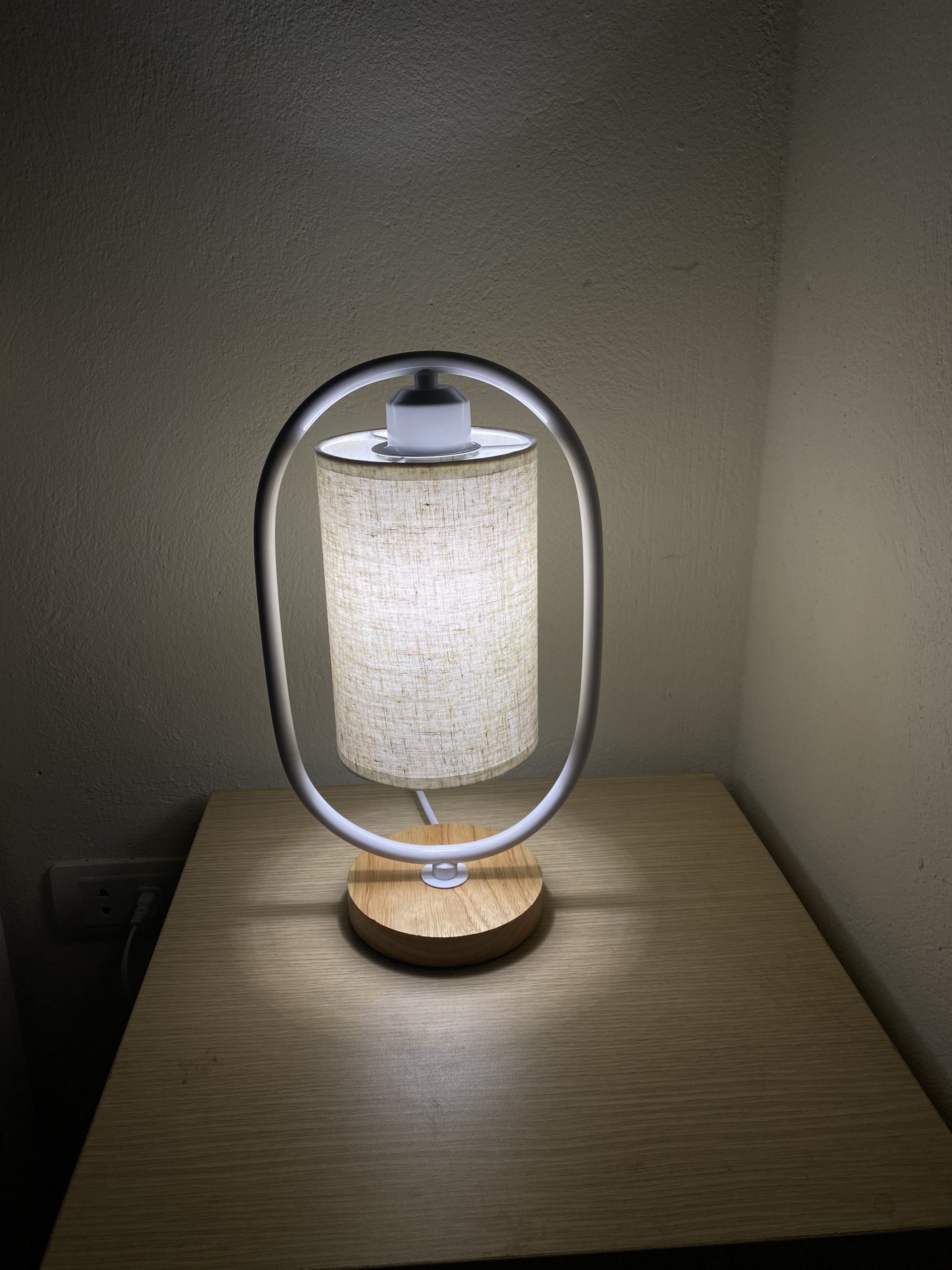 Đèn ngủ dạng đèn lồng để bàn đế gỗ decor phòng cao cấp