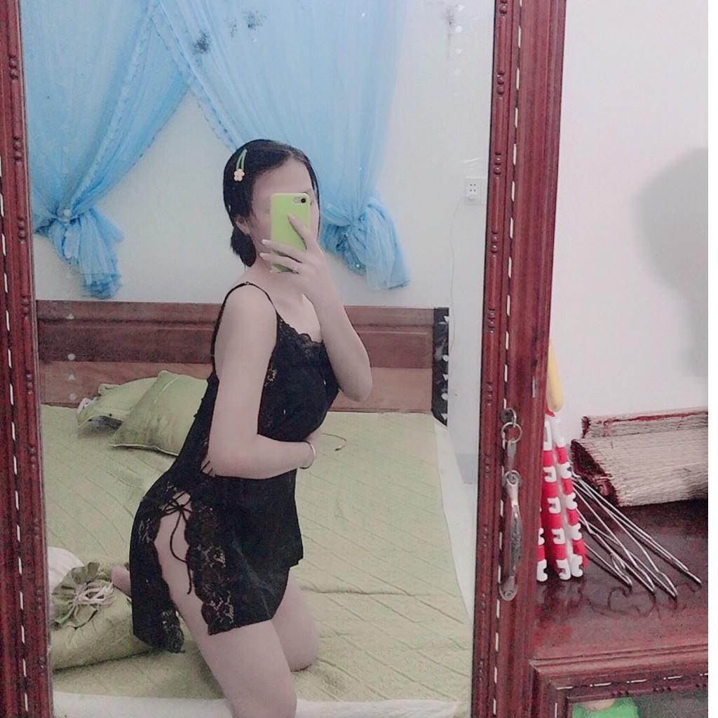 Váy ngủ sexy đan dây hông đầm ngủ lụa phối ren gợi cảm với màu đen huyền bí