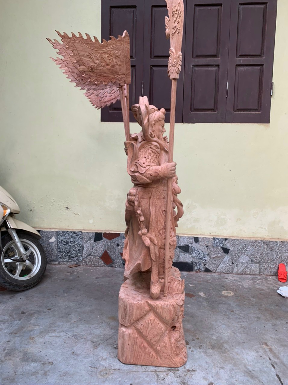 Tượng quan công cầm đao trấn ải đứng trên đầu hổ phù bằng gỗ hương đá kt cao 140×50×36cm