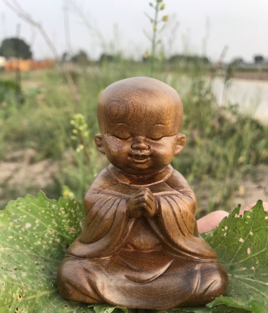 Bộ tượng chú tiểu an nhiên bằng gỗ bách xanh thơm phức kt cao 8×7×6cm
