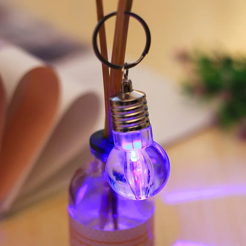 Set 2 móc khóa hình bóng đèn có đèn led phát sáng 7 mầu hiện đại MK11