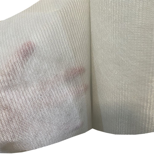 Lưới vải polyester kết hợp sợi thủy tinh gia cường chống thấm,mềm rất dễ thi công trên bề mặt gồ ghề,thấm nhanh vào hóa chất chống thấm .