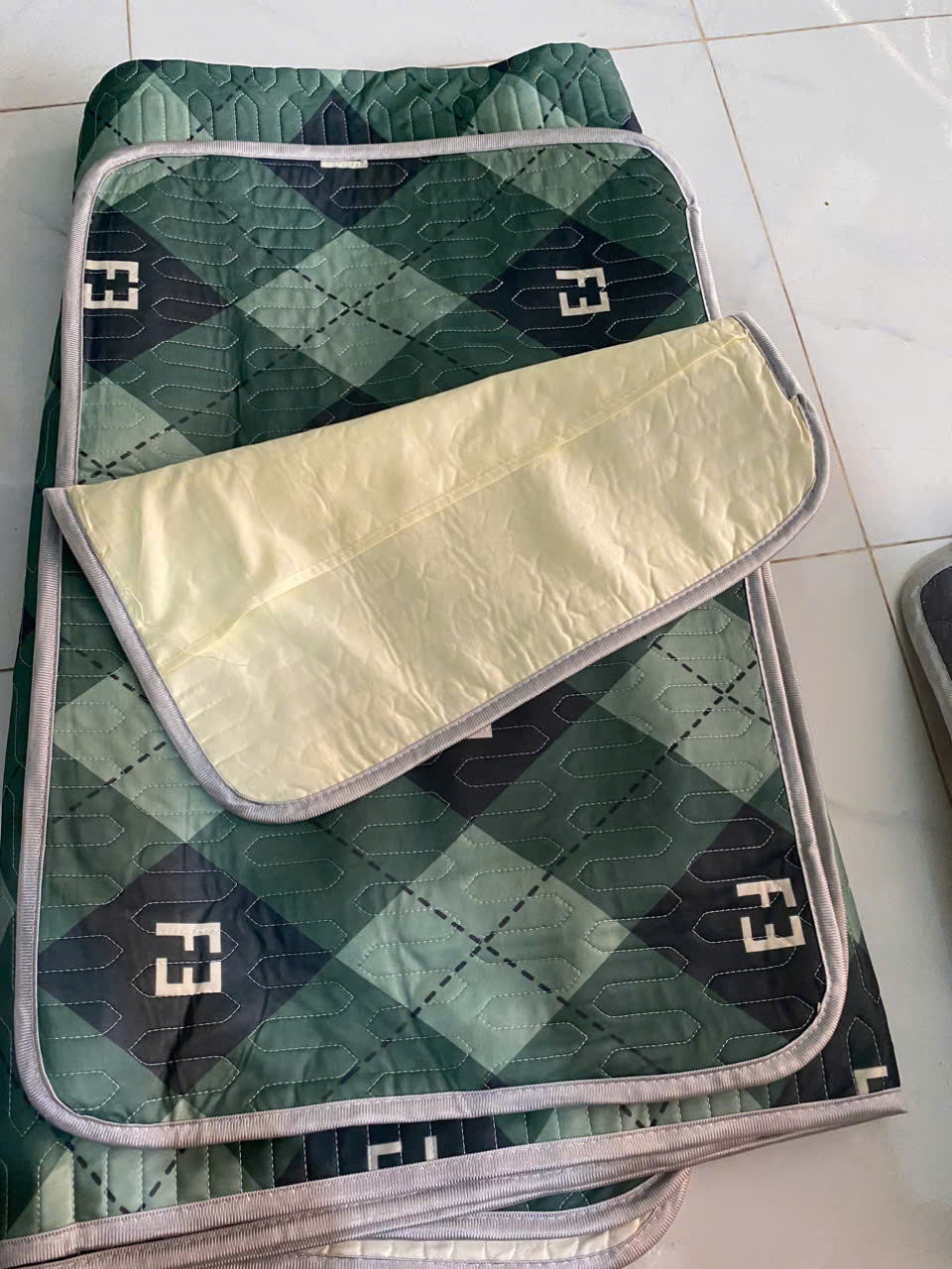 Chiếu điều hòa cao su non Tencel 1m6 x 2m tặng kèm 2 vỏ gối - Giao ngẫu nhiên