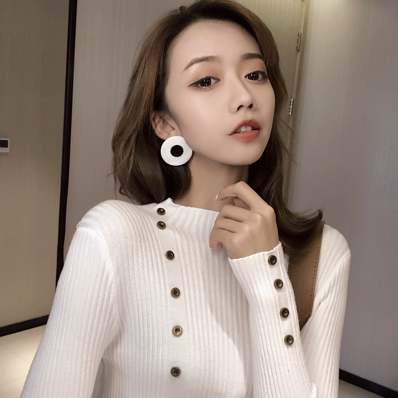 Áo len cổ tròn phối cúc trước ngực và tay áo Ah10