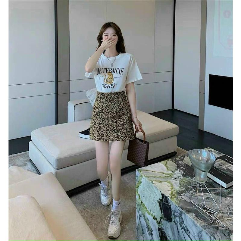 Sét bộ áo phông cotton in báo và Chân váy hoạ tiết y hình