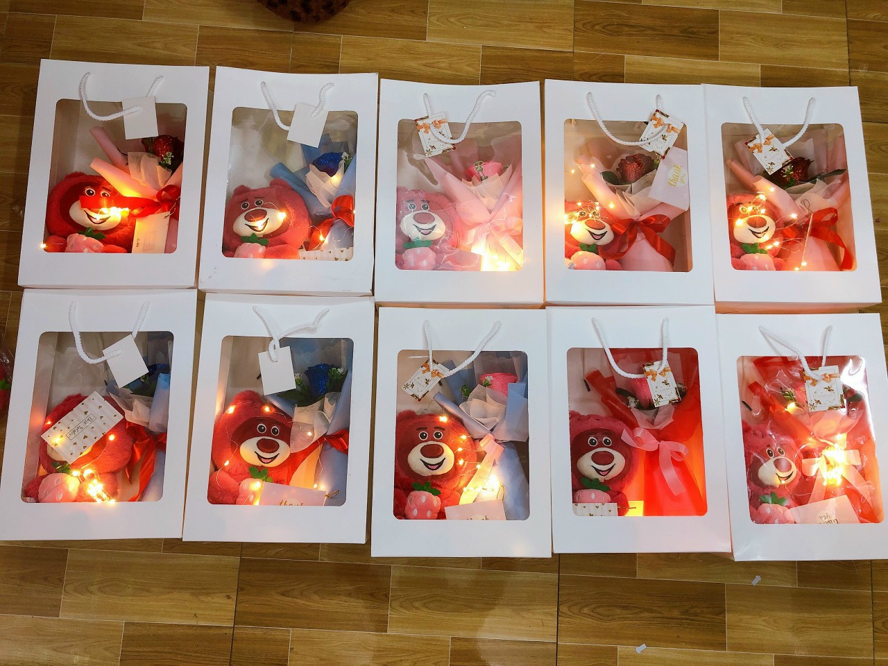 Quà tặng gấu dâu và hoa