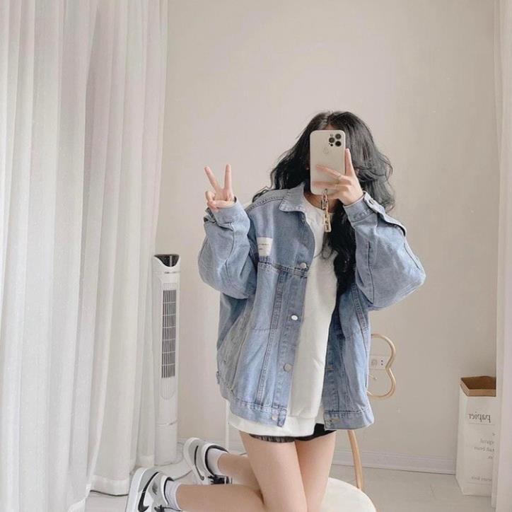 Áo Khoác Jeans Màu Đen Chỉ Trắng Và Xanh Nhạt Có Miếng Dán Trên Nắp Túi Dành Cho Nữ và Nam JEAGOVN