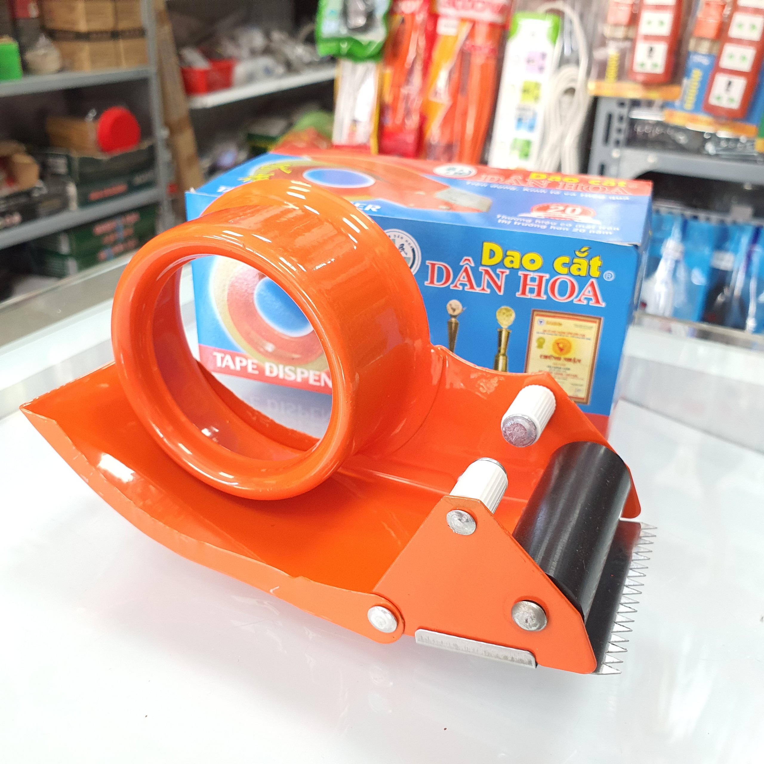 Dao cắt băng keo cầm tay 5cm thép Dân Hoa cho cuộn băng keo dài tối đa 200ya