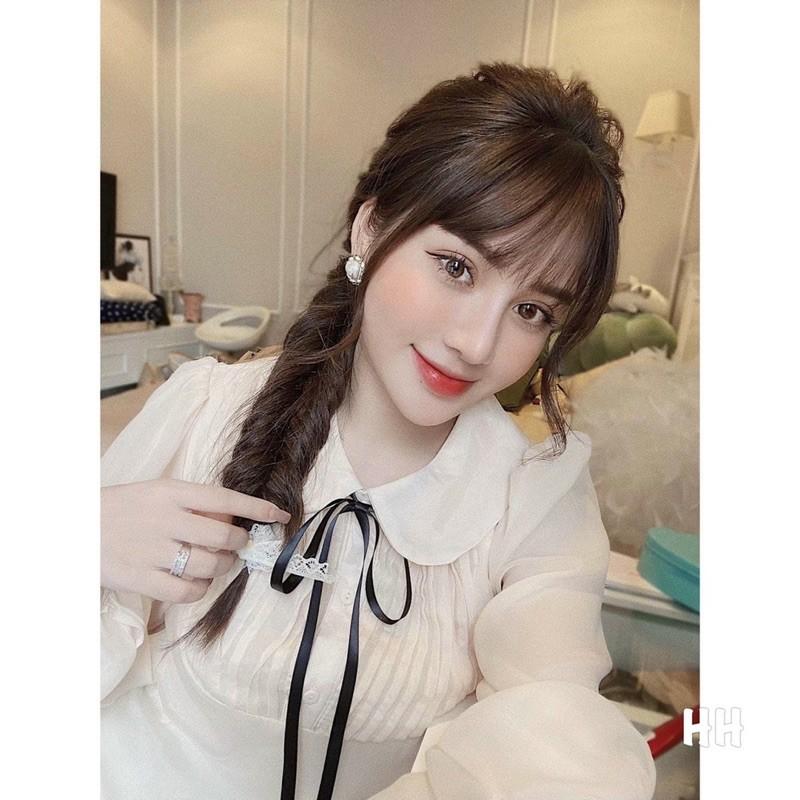 ÁO SƠ MI MÀU BE CỔ SEN XẾP LY NGỰC NƠ ĐEN