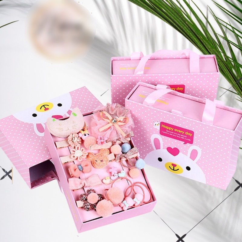 Hộp phụ kiện nơ kẹp , cột tóc cho bé bao gồm 18 chi tiết với phong cách Hàn Quốc  , chất liệu cao cấp nên rất tinh xảo , không gây đau đầu khi bé buột , có thể làm quà tặng xinh xắn cute rất đẹp cho bé yêu