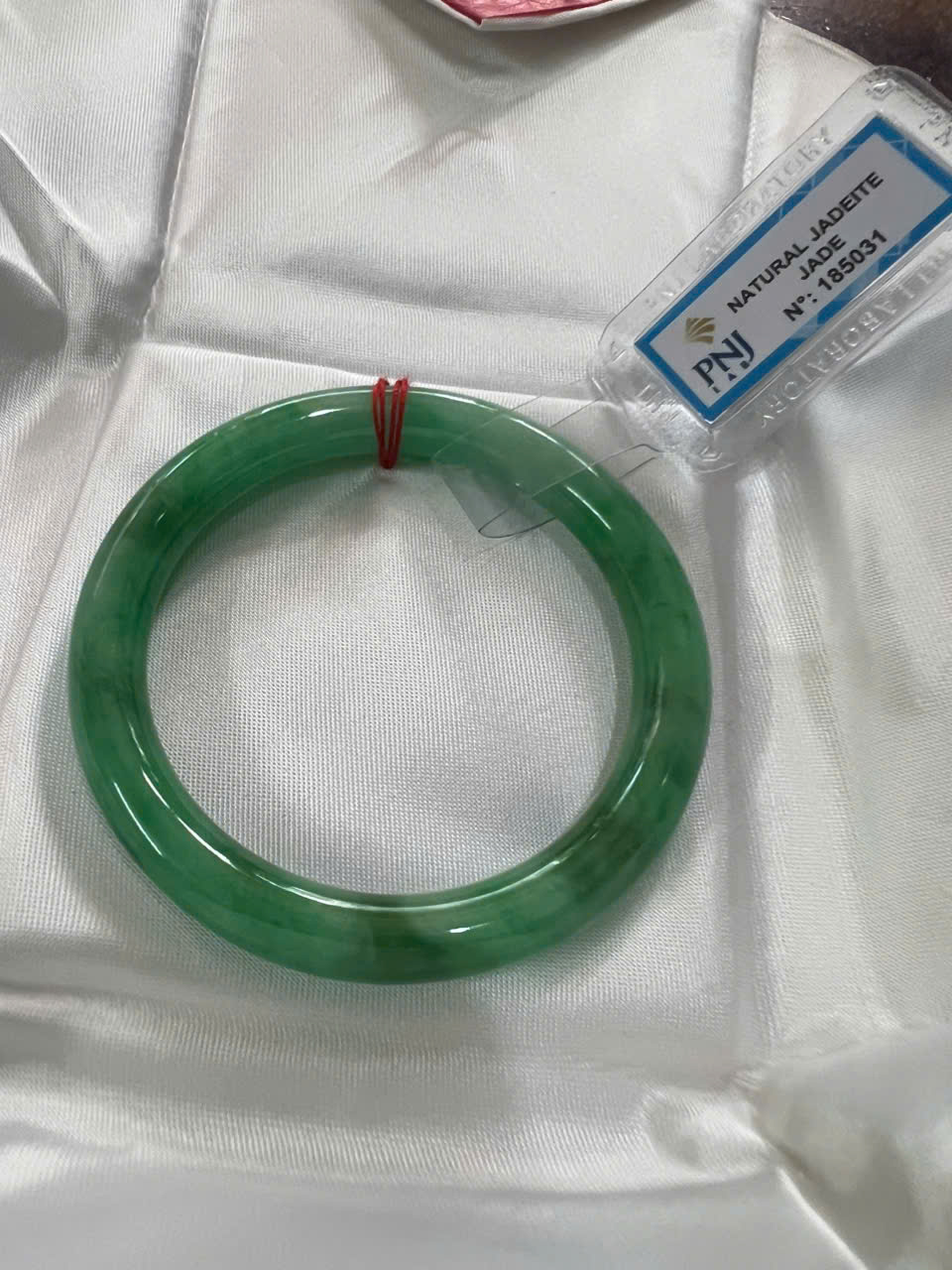 Vòng Cẩm Thạch Tự Nhiên Mới Sịn Đậu Lý Ni 50mm x chột 7,2mmm Vòng Kiểm Định P No 185031 Màu Xanh lý đều điểm vân trắng xanh đậm nhẹ bóng đều đẹp nữ 50kg - 54kg đeo sang tay món quà tặng chính mình tặng mẹ vợ ý nghĩa ạ