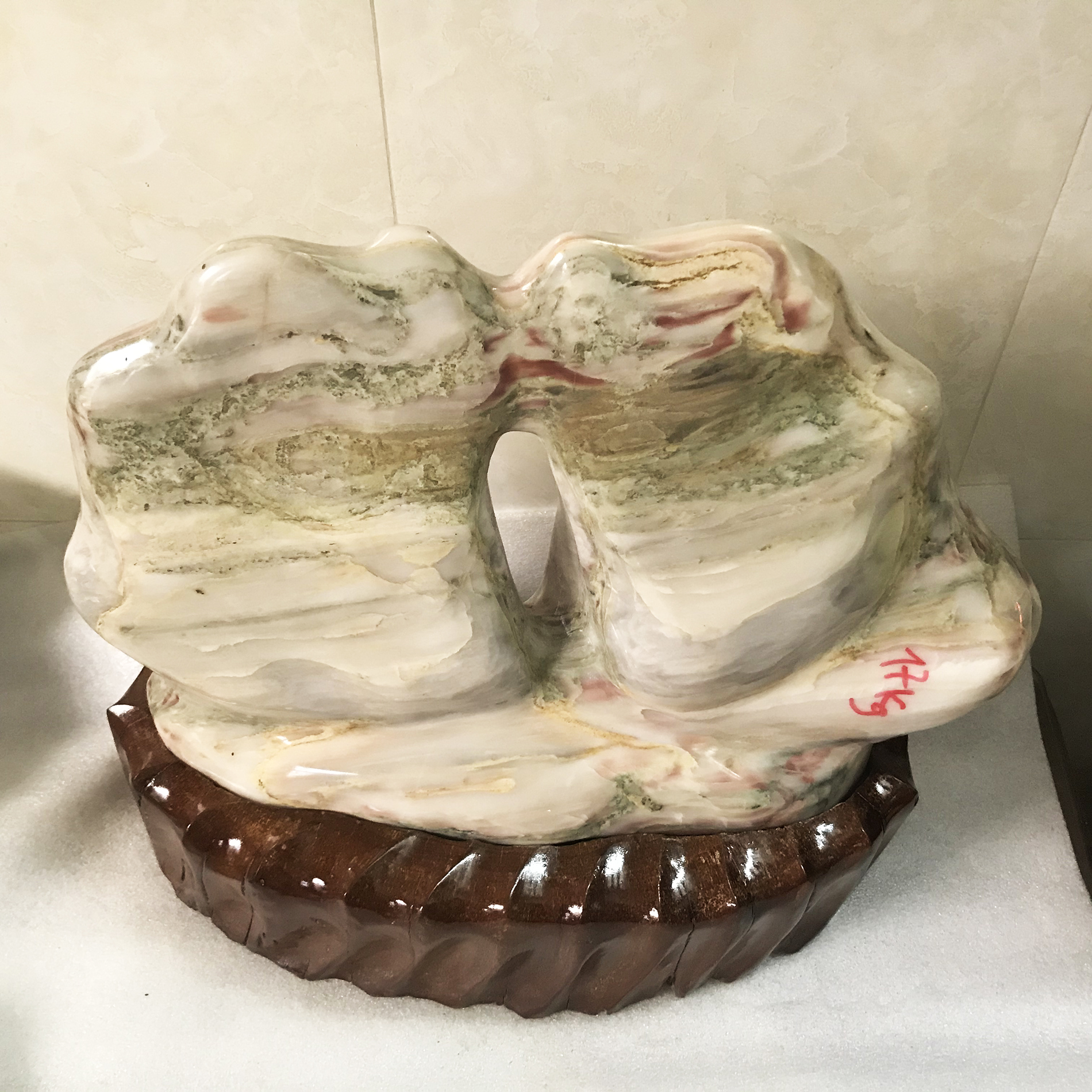 Đá tự nhiên màu hồng ngũ sắc hình cánh buồm  cao 35 cm nặng 20 kg cho người mệnh Thổ và hỏa datunhien