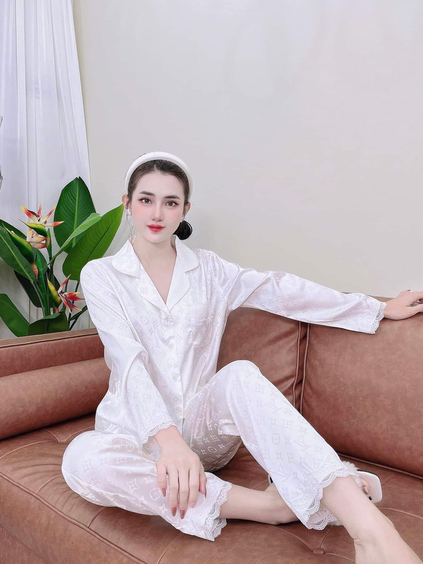Bộ pyjama nữ lụa mịn in hoạ tiết chìm tay dài phối ren viền size M
